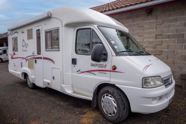 Camping-car intégral confortable Barbezieux-Saint-Hilaire