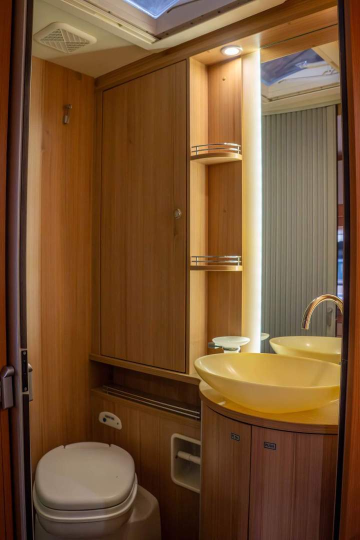 Entretien camping-car noir Barbezieux-Saint-Hilaire