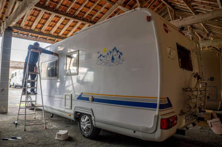 Crevaison pneu camping-car sur route Barbezieux-Saint-Hilaire